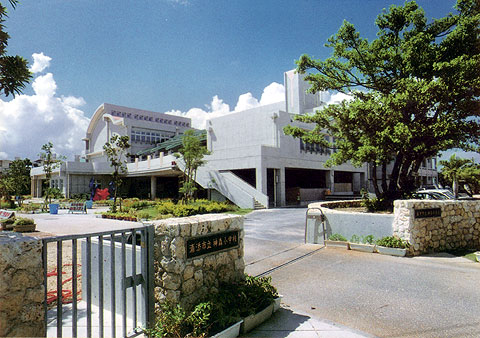 学校正門付近