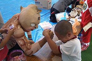 ワラビンジャーと腕ずもう